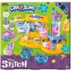 Na zdjęciu znajduje się zestaw kreatywny do tworzenia slimów z motywem Disney Stitch, zawierający różne akcesoria i pojemniki z kolorowymi płynami oraz proszkami. Widoczne są napisy: "Cra-Z-Slimy Brand", "Slimy Creations Studio", "Disney Stitch", a także 
