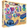 Opakowanie zestawu kreatywnego "CRA-Z-ART Disney Stitch Cra-Z-Loom" przedstawia różnokolorowe bransoletki z gumek oraz postać Stitcha z filmu Disney. Na opakowaniu widnieje tekst: "Make 20 Bracelet Designs!", "Créé 20 Bracelets Originaux!", "Disney Stitch