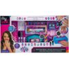 Zestaw do stylizacji paznokci "CRA-Z-ART My Look Manicure i pedicure CRSS32" zawiera różnorodne akcesoria do manicure i pedicure, w tym lakiery do paznokci, markery do zdobienia, suszarkę do paznokci oraz ozdoby. Na opakowaniu widnieje napis "Salon Style 