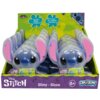 Pudełko z figurkami przedstawiającymi postać z dużymi uszami, w kolorze niebieskim, z różowymi akcentami, umieszczone w opakowaniu z napisem "Disney Stitch Slimy - Slime" oraz "6+" i logo "Cra-Z-Slimy". Na opakowaniu widnieje również napis "Includes Fun C