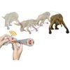 Na zdjęciu widoczny jest zdalnie sterowany dinozaur z czerwonymi oczami, przedstawiony w ruchu, oraz kontroler trzymany w dłoniach. Obok kontrolera znajduje się powiększenie przycisku, a nad dinozaurem widoczna jest przerywana czerwona linia wskazująca ki