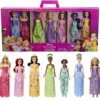 Na zdjęciu znajduje się zestaw lalek "Disney Princess" w kolorowym opakowaniu z grafiką księżniczek. Widoczny jest napis: "Disney Princess" oraz ostrzeżenia dotyczące bezpieczeństwa i oznaczenie wieku 3+.