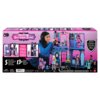 Na zdjęciu znajduje się opakowanie produktu "Domek dla lalek MONSTER HIGH Boo-Tique Nawiedzony hotel JBF16" z ilustracją przedstawiającą dziecko bawiące się domkiem oraz lalkami w różnych pomieszczeniach. Na opakowaniu widnieją napisy: "FOLD & STORE! ¡PLIEGA Y GUARDA! PLIER ET RANGEZ! DOBRE E GUARDE!", "5 Play Areas", "13+ Pieces", oraz ostrzeżenie o konieczności montażu przez osobę dorosłą.