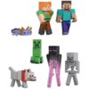 Na zdjęciu znajduje się zestaw figurek z gry Minecraft, przedstawiający różne postacie i stworzenia, w tym postacie z zielonymi i niebieskimi ubraniami, zielonego stwora, czarno-fioletową postać, szarego szkieleta, psa oraz fioletowego aksolotla. Wszystkie figurki mają charakterystyczny, kanciasty styl graficzny.