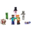Na zdjęciu znajduje się zestaw figurek inspirowanych grą Minecraft, przedstawiający różne postacie i stworzenia w charakterystycznym, kanciastym stylu. Figurka przedstawiająca postać z niebieską koszulką i fioletowymi spodniami stoi obok figurki z pomarańczowymi włosami i zieloną koszulką, a wokół nich znajdują się inne figurki, w tym zielony stwór i szary szkielet.