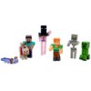 Na zdjęciu znajduje się zestaw figurek z gry Minecraft, w tym postacie przypominające ludzi, zwierzęta i potwory, wykonane w charakterystycznym, kanciastym stylu. Figurka po lewej stronie przedstawia niebieskiego aksolotla, a obok niego znajduje się postać z brązowymi włosami i niebieską koszulką, stojąca obok psa.