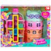 Opakowanie zabawki "Polly Pocket" przedstawia kolorowy domek do zabawy w kształcie lodowego deseru z elementami w pastelowych barwach, a na opakowaniu widnieje napis "30+ pieces" oraz logo "Polly Pocket". W prawym górnym rogu znajduje się logo producenta, a na dole opakowania umieszczono ostrzeżenie "WARNING ATTENTION" oraz informację "4+".