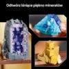 Na zdjęciu widoczny jest zestaw klocków przedstawiający różne minerały, w tym szary model z przezroczystymi i fioletowymi elementami, niebieski kryształ oraz złote sześciany. Na górze zdjęcia znajduje się tekst: "Odtwórz lśniące piękno minerałów".