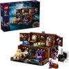 Zestaw LEGO przedstawia szczegółowy model wnętrza z różnymi elementami, takimi jak meble, akcesoria i figurki, w tym ręka i postać w fioletowym stroju. Na opakowaniu widnieje napis "LEGO", "Wednesday", "10+", "76785", "Things", "828 pcs" oraz ilustracja p