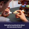 Na zdjęciu widać osobę malującą paznokcie modelu ręki z klocków LEGO, a w tle znajduje się zestaw LEGO z różnymi elementami. Na dole zdjęcia widnieje napis: "Zainspiruj wyobraźnię dzieci do tworzenia historii".