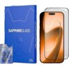 Na zdjęciu znajduje się opakowanie produktu z napisem "SAPPHIREGLASS" oraz "ILERA INNOVATIVE PROTECTION", obok którego widoczny jest telefon z nałożonym szkłem ochronnym. W dolnym rogu znajduje się małe opakowanie z napisem "FOCUS" oraz logo "ILERA".