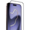 Na zdjęciu widoczny jest telefon z nałożonym szkłem hartowanym, które ma przezroczystą powierzchnię i zaokrąglone krawędzie. Na ekranie telefonu znajduje się abstrakcyjny, złoty wzór na fioletowym tle.