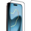 Na zdjęciu widoczne jest szkło hartowane na ekran telefonu, które jest umieszczone przed smartfonem z niebieskim tłem i złotym wzorem na ekranie. Produkt opisany jest jako "Szkło hartowane ILERA Frostedglass 2.0 do Apple iPhone 17 Pro Max".