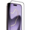 Na zdjęciu widoczny jest telefon z nałożonym szkłem hartowanym, które ma przezroczystą powierzchnię i delikatnie zaokrąglone krawędzie. Ekran telefonu wyświetla fioletowe tło z żółtym, geometrycznym wzorem.