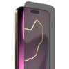 Na zdjęciu widoczny jest telefon z nałożonym szkłem prywatyzującym, które ma ciemny odcień. Na ekranie telefonu znajduje się złoty, geometryczny wzór na fioletowym tle.