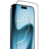 Szkło hartowane ILERA Deluxe Original Glass 2.0 jest umieszczone na ekranie smartfona, który wyświetla niebieski obraz z żółtym, geometrycznym wzorem. Produkt jest przeznaczony do Apple iPhone 17 Pro Max.
