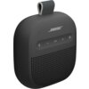 Czarny głośnik mobilny z logo "BOSE" na górze, posiada przyciski sterujące: Bluetooth, zmniejszanie głośności, odtwarzanie/pauza, zwiększanie głośności i zasilanie. Na górze znajduje się szara pętla do przenoszenia.