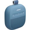 Niebieski głośnik mobilny z logo "BOSE" na górze, posiada przyciski do sterowania dźwiękiem i funkcjami Bluetooth, odtwarzania oraz głośności. Na górze znajduje się uchwyt z materiału w kolorze niebiesko-białym.