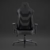 Czarny fotel gamingowy z ergonomicznym designem, posiada wyraźne logo "ELITE CHAIRS" na oparciu oraz napis "APEX PRO". Fotel wyposażony jest w regulowane podłokietniki i solidną podstawę z kółkami.