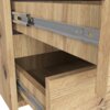 Zdjęcie przedstawia fragment komody w kolorze dąb artisan z widocznymi szufladami i metalowymi prowadnicami. Drewno ma wyraźną teksturę i słoje, a szuflady są częściowo wysunięte.