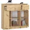 Drewniana komoda w kolorze Dąb Artisan mat z trzema otwartymi szufladami i czterema półkami, na których znajdują się książki, szklane naczynia oraz wiklinowy koszyk. Na górze komody stoi figurka czarnego niedźwiedzia na stosie książek, z widocznymi tytułami: "HARRY POTTER AND THE PRISONER OF AZKABAN" oraz "HARRY POTTER AND THE PHILOSOPHER'S STONE".