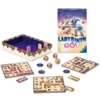 Pudełko gry planszowej "RAVENSBURGER Labyrinth GO! 24796" z kolorową grafiką przedstawiającą labirynt i postacie, obok którego znajdują się elementy gry: plansze, kostki z symbolami oraz żetony z numerami. Na pudełku widnieje napis "LABYRINTH GO!" oraz lo