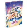 Pudełko gry planszowej "Labyrinth GO!" przedstawia kolorową ilustrację z czarodziejem, sową, nietoperzem i różnymi magicznymi przedmiotami na tle labiryntu. Na dole widnieje duży napis "LABYRINTH GO!" oraz logo "Ravensburger".