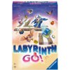 Na okładce gry planszowej "Labyrinth GO!" widoczny jest czarodziej stojący na kamiennych ścieżkach, otoczony przez różne magiczne przedmioty, takie jak klucz, pierścień, sowa i skrzynia. Na dole znajduje się duży napis "LABYRINTH GO!" oraz logo "Ravensbur