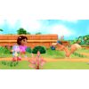 Na ilustracji z gry "Dora: Rainforest Rescue" na konsolę Nintendo Switch widać postać dziewczynki w różowej koszulce i pomarańczowych spodenkach oraz niebieskiego małpka, stojących naprzeciw lisa w niebieskiej masce i rękawiczkach, na tle zielonej dżungli i pomarańczowego muru. Wokół znajdują się różnorodne rośliny i kwiaty, a niebo jest jasnoniebieskie z białymi chmurami.