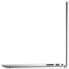 Na zdjęciu widoczny jest srebrny laptop w pozycji bocznej, z wyraźnie zaznaczoną cienką obudową. Na krawędzi laptopa znajdują się porty, w tym gniazdo USB i czytnik kart.
