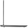 Laptop w kolorze szarym, widoczny z boku, z otwartą pokrywą ekranu. Urządzenie ma smukłą konstrukcję i minimalistyczny design.