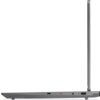 Szary laptop widziany z boku, z otwartą pokrywą, ukazujący porty na krawędzi obudowy, w tym USB, gniazdo audio i port USB-C. Na obudowie widoczne są także otwory wentylacyjne.