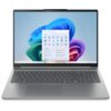 Na zdjęciu widoczny jest otwarty laptop z wyświetlonym na ekranie interfejsem systemu Windows 11, z ikonami aplikacji i menu startowym na tle kolorowej tapety. Klawiatura laptopa jest pełnowymiarowa, a obudowa ma metaliczne wykończenie.