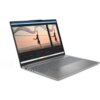 Na zdjęciu widoczny jest otwarty laptop z dużym ekranem, na którym wyświetlany jest program do edycji wideo z dwoma identycznymi klipami przedstawiającymi osobę skaczącą na plaży. Klawiatura laptopa jest pełnowymiarowa, a obudowa ma metaliczne wykończenie