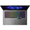 Laptop z widoczną klawiaturą podświetlaną w kolorach tęczy oraz ekranem wyświetlającym niebiesko-fioletowy wzór przypominający wir. W prawym górnym rogu ekranu znajduje się logo "LOQ".