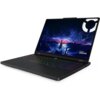 Czarny laptop z podświetlaną klawiaturą, na ekranie wyświetlony jest obraz przedstawiający futurystyczny krajobraz z błyskawicami na niebie. W prawym dolnym rogu ekranu widoczne jest logo "Lenovo LEGION".
