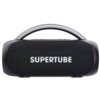 Czarny głośnik mobilny z dużym uchwytem na górze, na przedniej siatce widoczny jest napis "SUPERTUBE". Głośnik ma zaokrąglone krawędzie i minimalistyczny design.