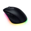 Czarna mysz komputerowa z podświetleniem RGB na spodzie, posiada dwa przyciski boczne oraz rolkę przewijania. Na powierzchni myszy widoczne jest logo "RAZER".