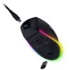 Na zdjęciu widoczna jest mysz komputerowa z podświetleniem RGB, z napisem "RAZER Pro Click V2" na spodzie. Obok myszy znajduje się odłączony kabel USB-C oraz mały adapter USB.