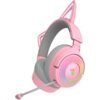 Na zdjęciu widoczne są różowo-szare słuchawki z kocimi uszami, z mikrofonem i podświetleniem w różnych kolorach. Na nauszniku znajduje się logo Razer, a na pałąku widoczny jest napis "THX".