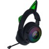 Czarno-zielone słuchawki z kocimi uszami, posiadające podświetlenie RGB na nausznikach oraz logo Razer. Na pałąku widoczny jest napis "THX", a z jednej strony wystaje mikrofon.