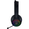 Czarno-zielone słuchawki z widocznym logo Razer na nauszniku, otoczone kolorowym podświetleniem RGB. Na pałąku znajduje się napis "THX Spatial Audio", a z boku wystaje mikrofon.