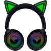 Czarno-zielone słuchawki z kocimi uszami, które świecą na zielono, mają na nausznikach kolorowe podświetlenie w kształcie okręgu oraz logo Razer.