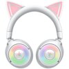 Białe słuchawki z różowymi, podświetlanymi uszami w kształcie kocich uszu, posiadające na nausznikach logo Razer oraz kolorowe podświetlenie RGB. Na pałąku widoczna jest tekstura przypominająca skórę.