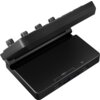 Czarny panel z kilkoma pokrętłami na górze oraz dwoma portami USB 3.0 i dwoma portami oznaczonymi jako "PC" na dolnej części. Na powierzchni widoczne są napisy "USB 3.0" i "PC".