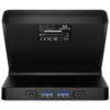 Czarny panel z logo REDRAGON i etykietą zawierającą informacje: "Ragnaros stream station, MODEL: GS-552, PRODUCT: STREAM STATION, RATING: 5V --- 800mA, www.redragonzone.com". Na dolnej części panelu znajdują się dwa porty USB typu A i dwa porty USB typu C