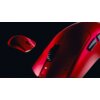 Czerwony, nowoczesny design myszy komputerowej z widocznym logo "RAZER" oraz szczegółami takimi jak przyciski i rolka przewijania. Produkt prezentowany jest na ciemnym tle, co podkreśla jego kształt i kolor.