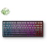 Na zdjęciu znajduje się klawiatura z podświetleniem RGB, z klawiszami w kolorach przechodzących od niebieskiego przez fioletowy do czerwonego. W górnym rogu widoczny jest zielony przełącznik mechaniczny.