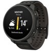 Czarny smartwatch z okrągłym wyświetlaczem pokazuje prognozę pogody dla Pekinu: temperatura 14°C, z rozproszonymi chmurami, prędkość wiatru 2 m/s, zakres temperatur od 8°C do 16°C. Na ekranie widoczne są ikony chmurki i słońca oraz strzałka wskazująca spa