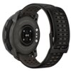 Czarny smartwatch z tytanową kopertą, widoczny od spodu z zapiętym paskiem, na którym znajdują się otwory. Na kopercie widoczny jest napis: "SUUNTO VERTICAL 2 - TITANIUM", a także informacje o wodoodporności, numerze modelu i kraju produkcji: "10ATM - OW2